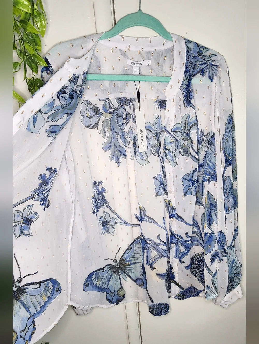 ✨ Chico’s Painted Wings Blouse NWT Blue Floral Butterfly Gold Detail ✨ - Picture 4 of 9